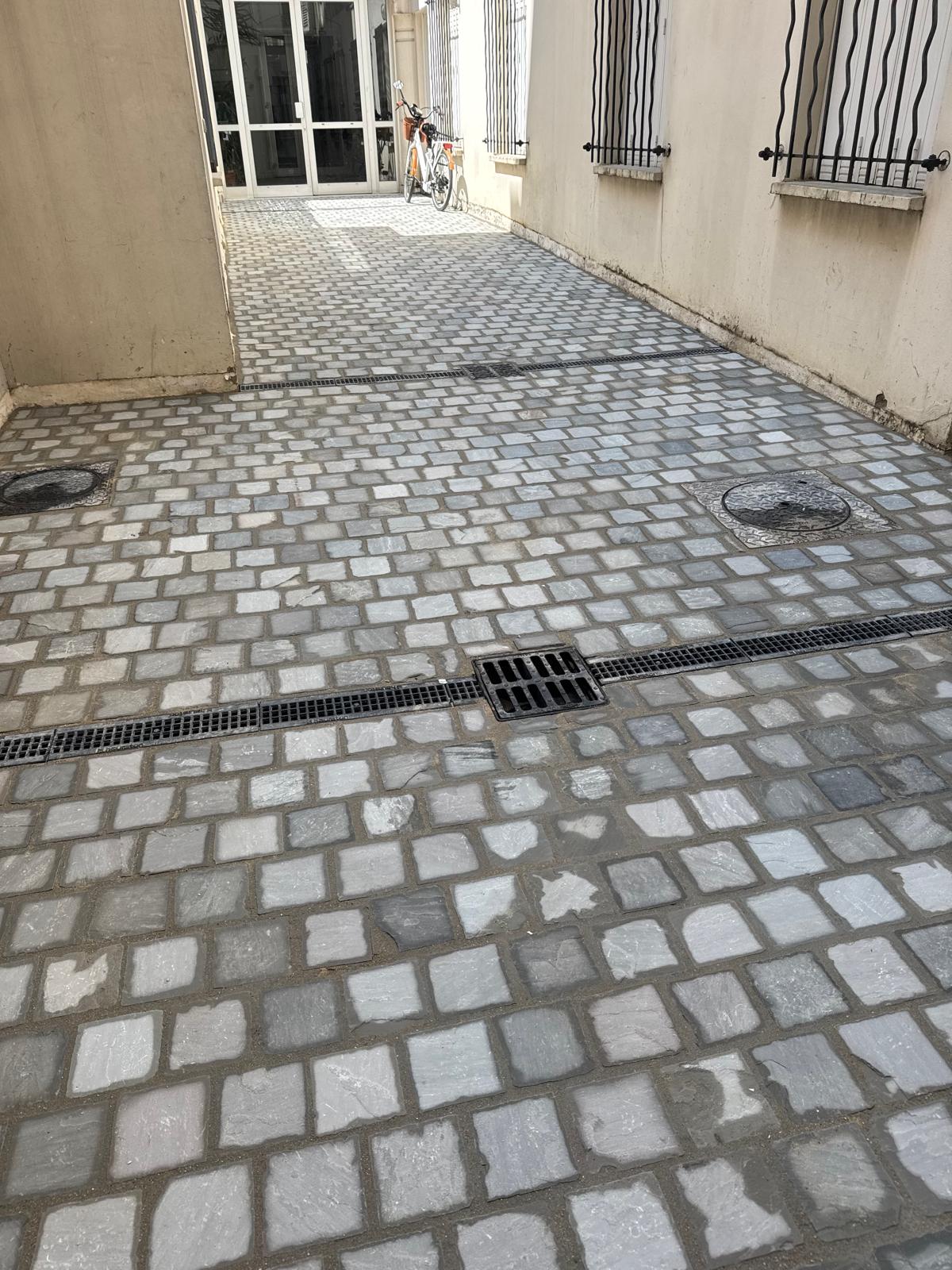 Passage pavé avec caniveaux