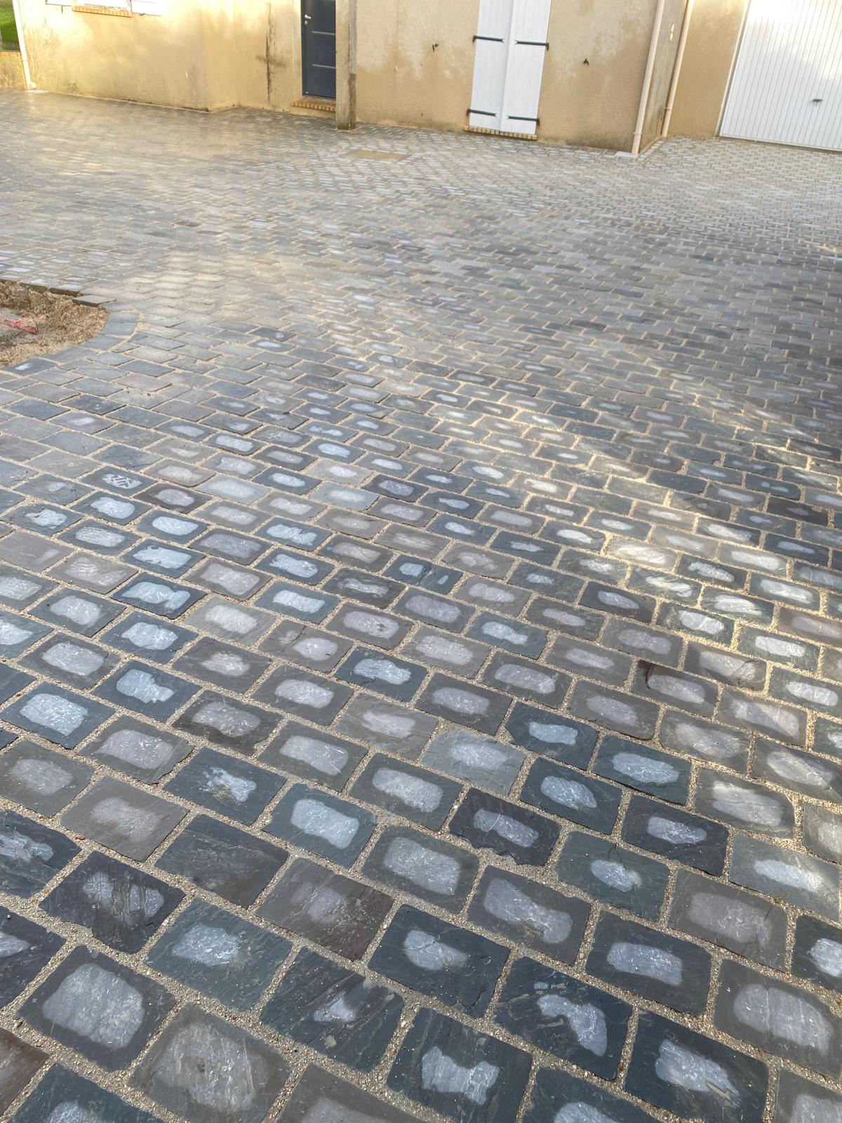 Cour en pavés naturels gris