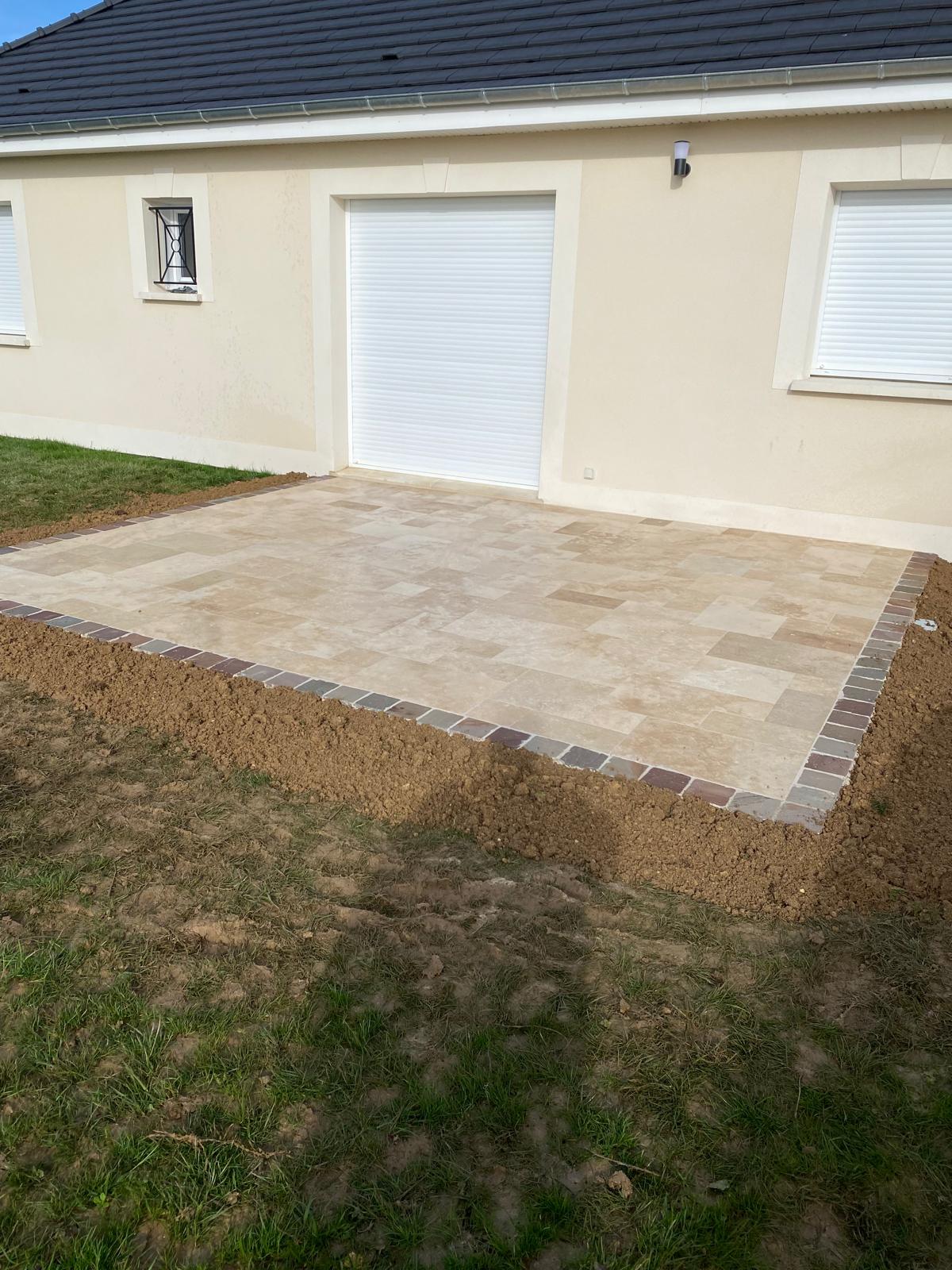 Terrasse en travertin bordée de briques