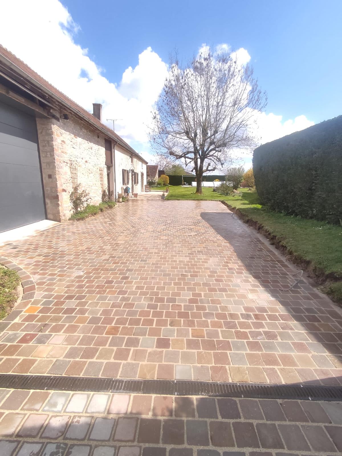 Allée en pavés naturels