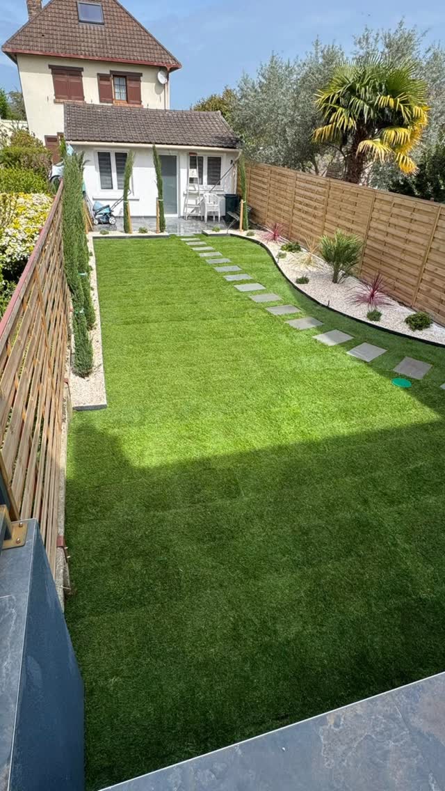 Jardin avec gazon synthétique et allée